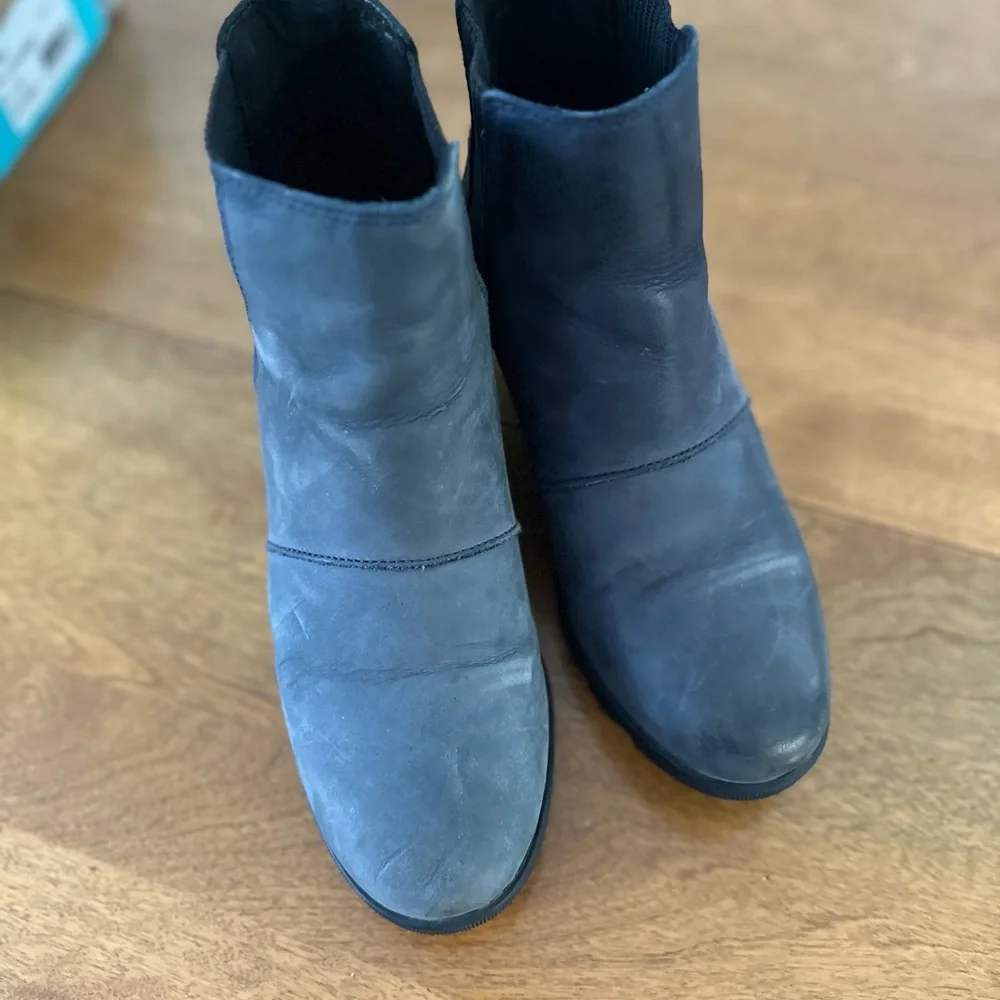 Sorel waterproof leather booties. Wedge heel, great traction, super comfortable. - Picture 4 of 6